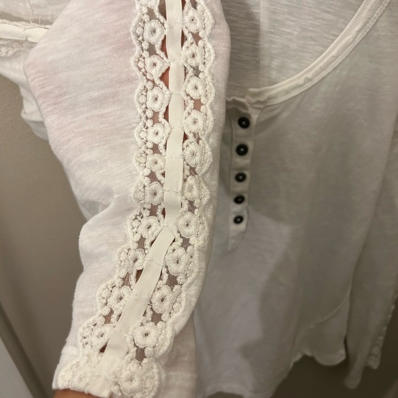 FREE PEOPLE WHITE HENLEY WITH CROCHET DETAILING ON SLEEVES SIZE MEDIUM - Picture 2 of 8